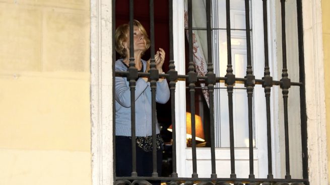 Esperanza Aguirre aplaudiendo en su balcón. (Foto: Josefina Blanco : Europa Press)