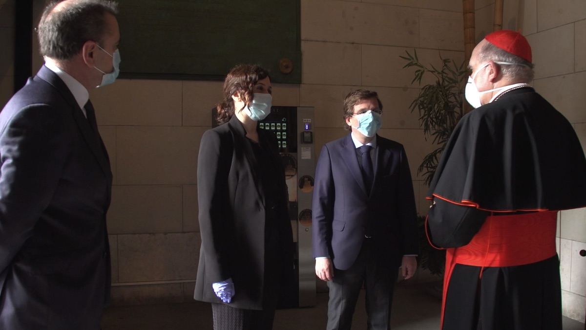 Isabel Díaz Ayuso este domingo en misa en la Catedral de La Almudena. (Foto: Comunidad)