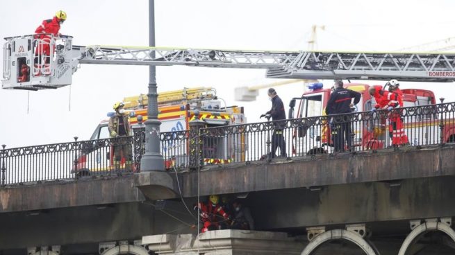 Los bomberos rescatan a un hombre que se había colgado en el Puente de Triana