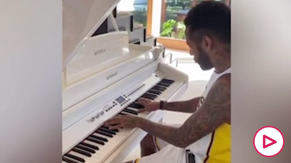 Neymar tocó el piano para sus fans.