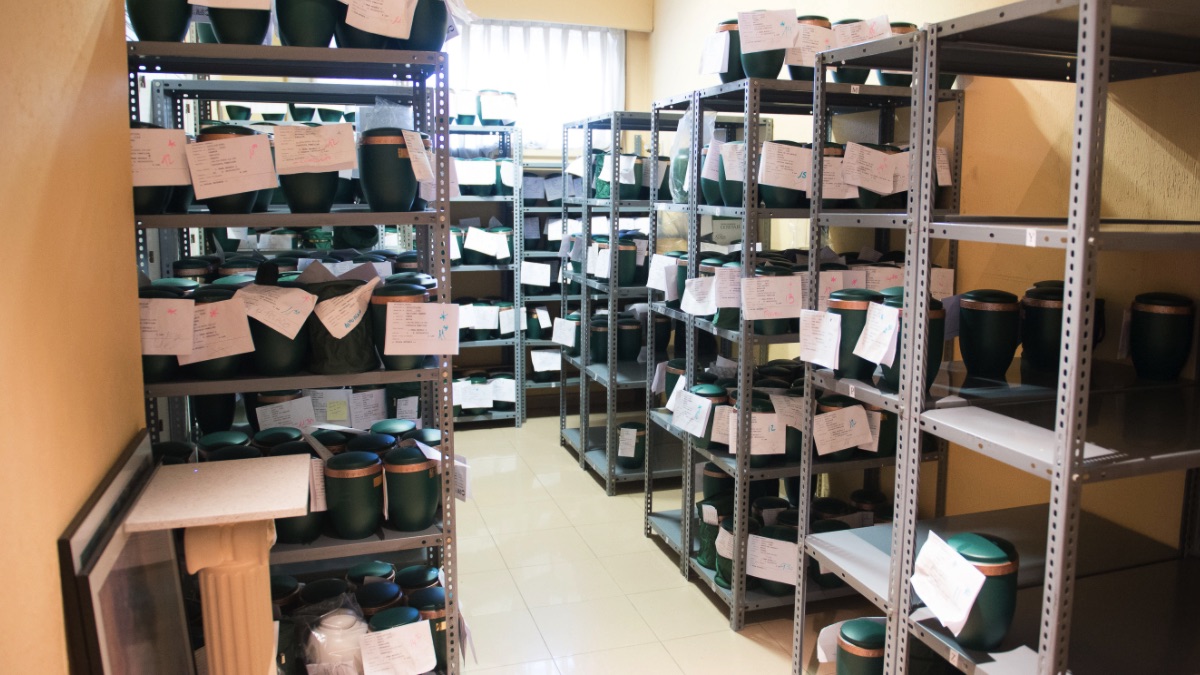 Sala habilitada para el almacenamiento de urnas con cenizas de fallecidos durante la crisis del coronavirus. (Foto: Europa Press)