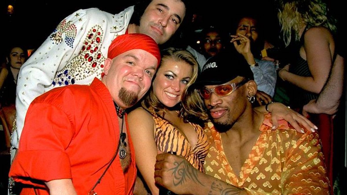 Dennis Rodman, junto a Carmen Electra, en una fiesta.