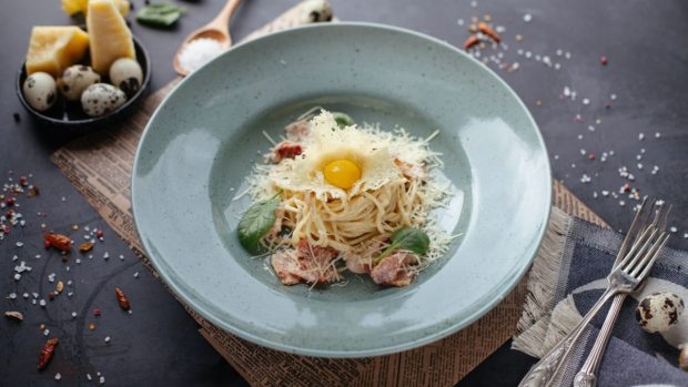 Receta de espaguetis a la carbonara con vino y huevo de codorniz