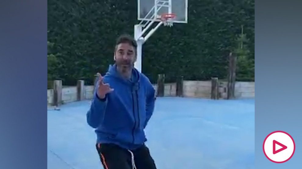 Juan Carlos Navarro, en plena exhibición en el patio de su casa.
