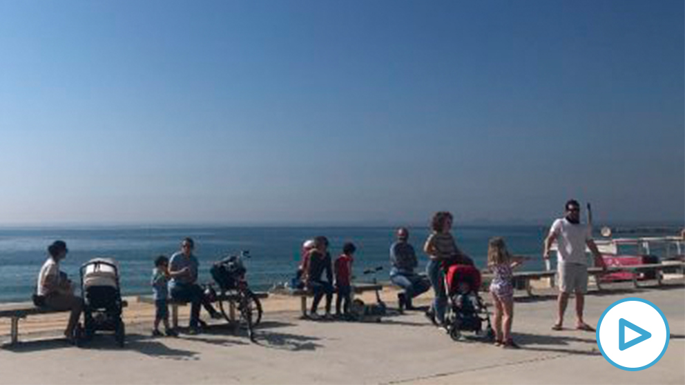 Familias pasean cerca de una playa de Barcelona. Foto: EP