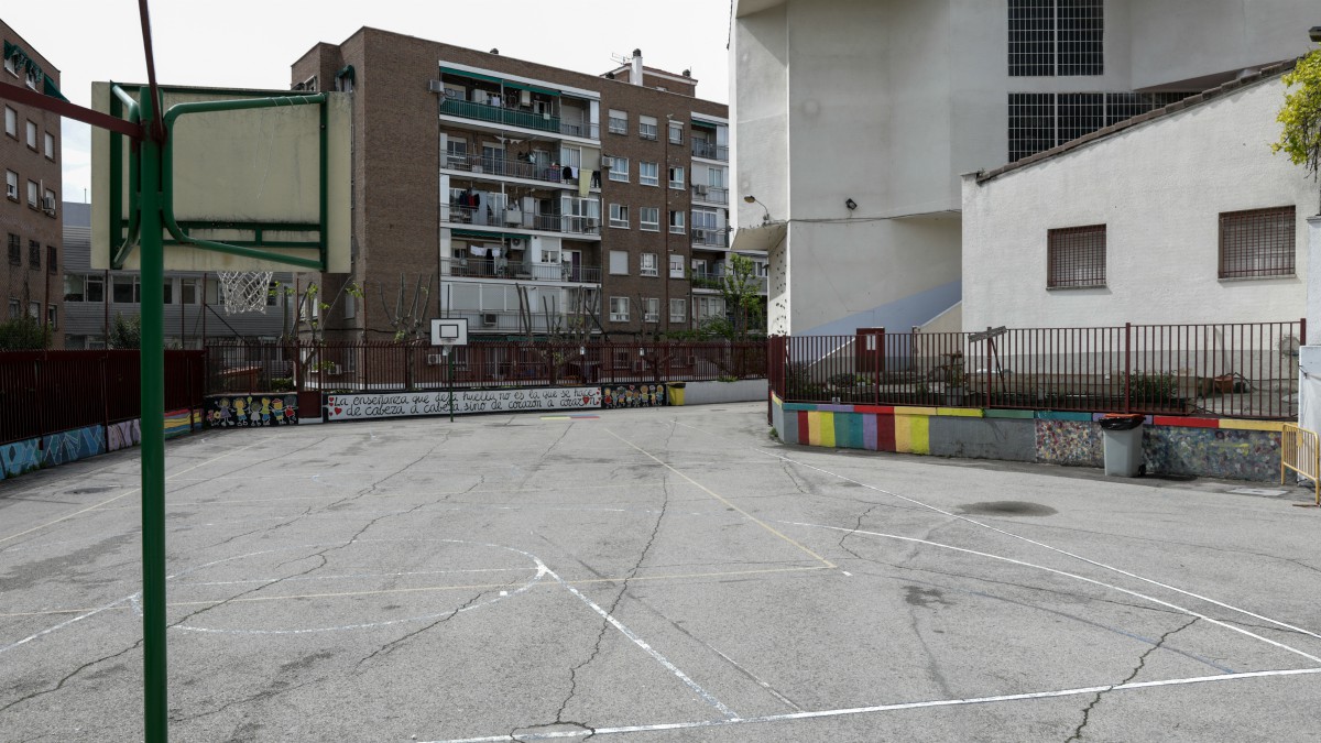 Patio de un colegio cerrado en Madrid por la pandemia del coronavirus. (Jesús Hellín/EP)