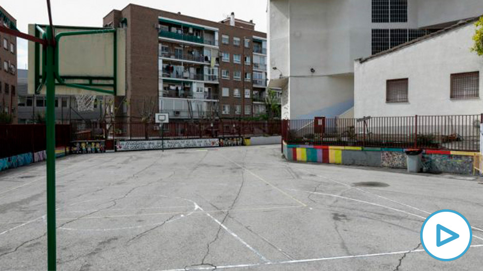 Patio de un colegio cerrado en Madrid por la pandemia del coronavirus. (Jesús Hellín/EP)