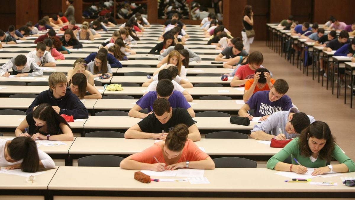 Estudiantes haciendo un examen.