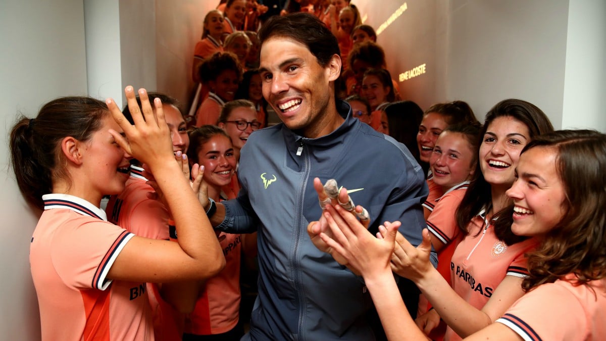 Nadal celebra junto a los recogepelotas el título de Roland Garros. (Getty)