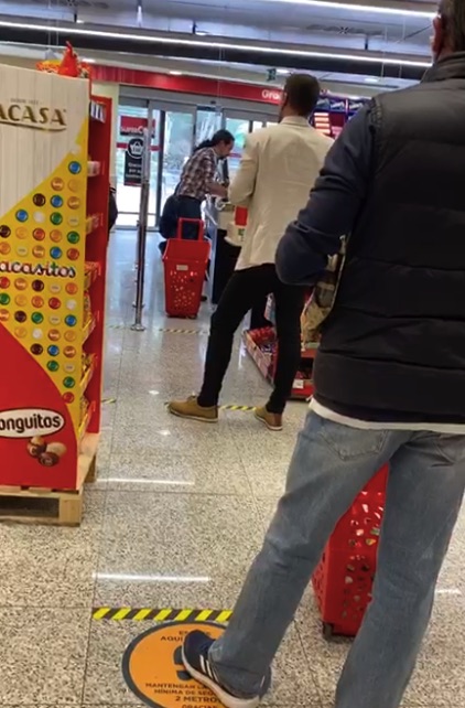 Pablo Iglesias comprando sin mascarilla.