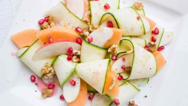 Ensalada de granada, mango y queso brie