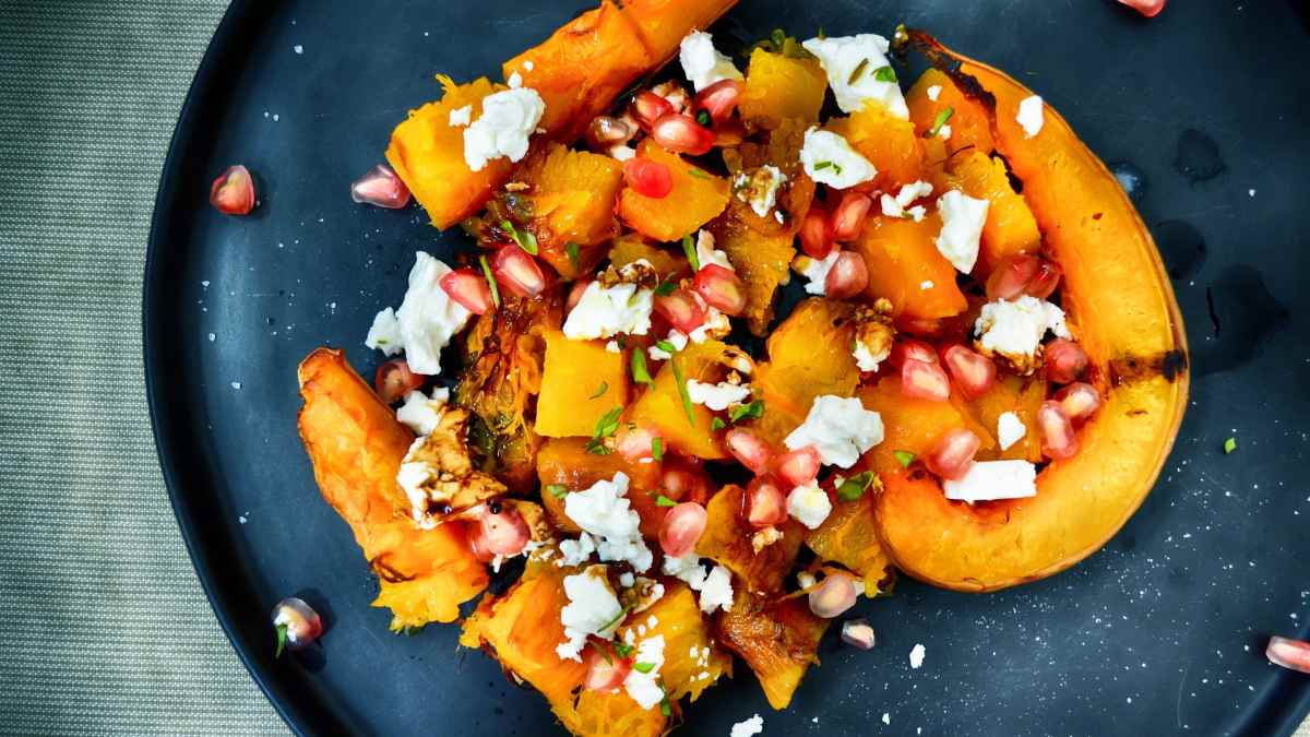 Ensalada de granada, mango y queso brie