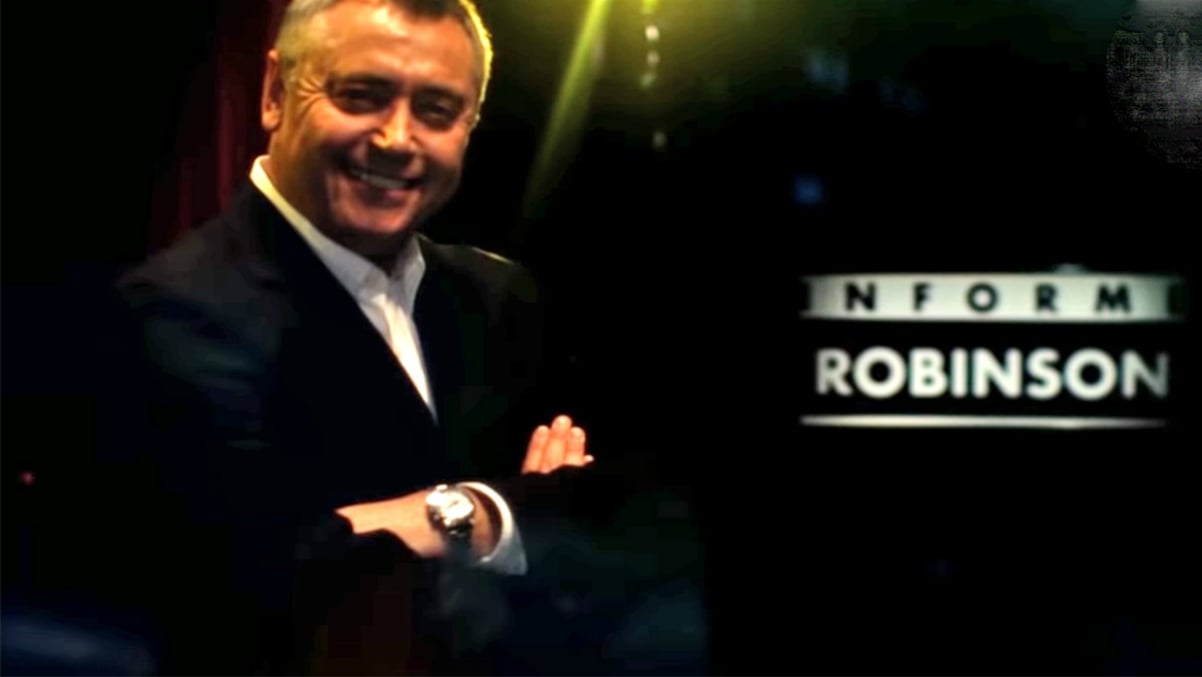 Michael Robinson, con el logo del programa.