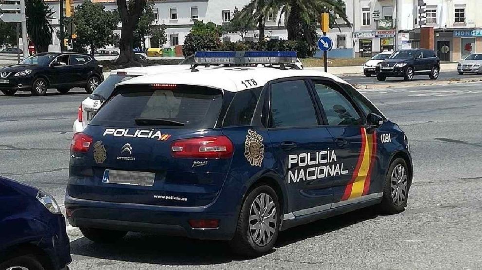 Agentes de la Policía Nacional en el vehículo oficial. Foto: EP