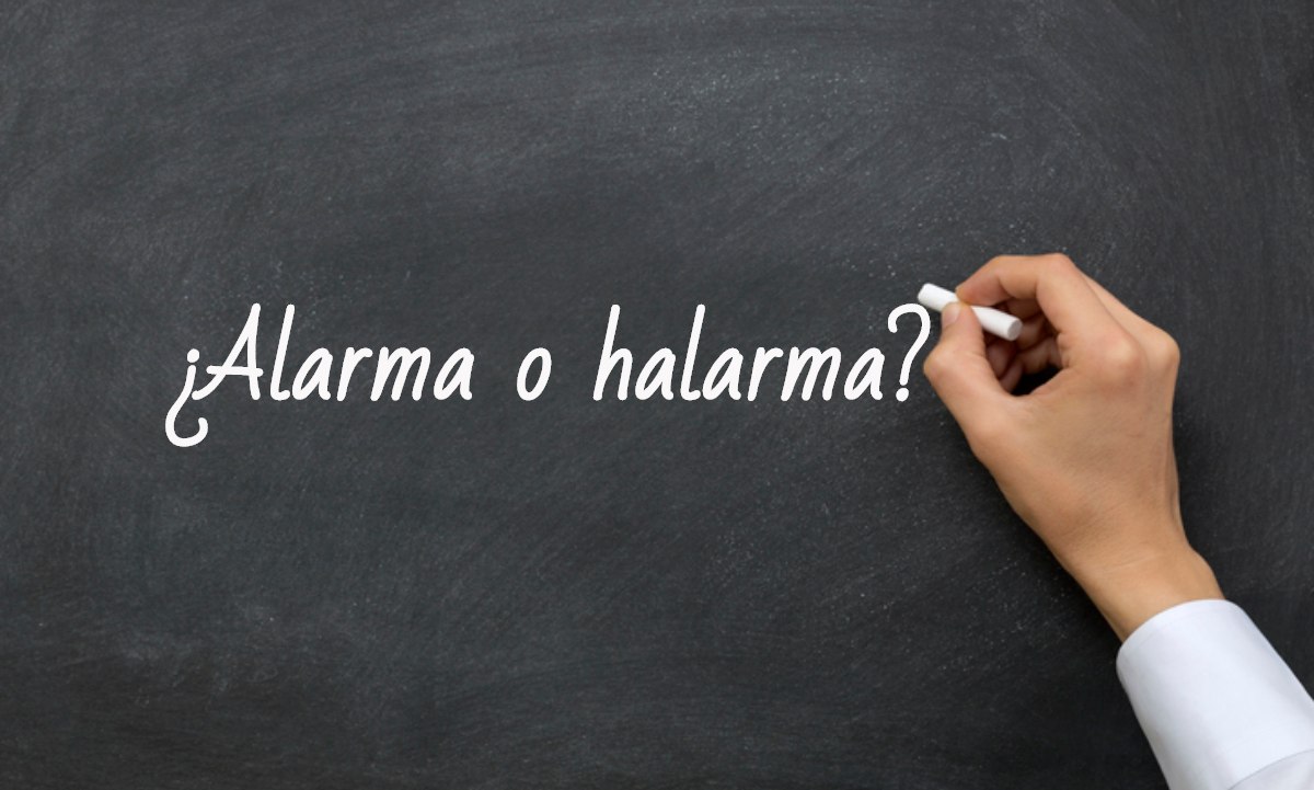 Se escribe alarma o halarma