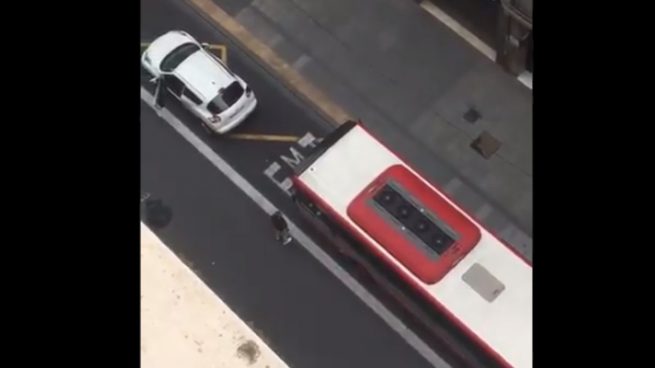 Twitter: Un autobús municipal golpea intencionadamente un coche mal aparcado