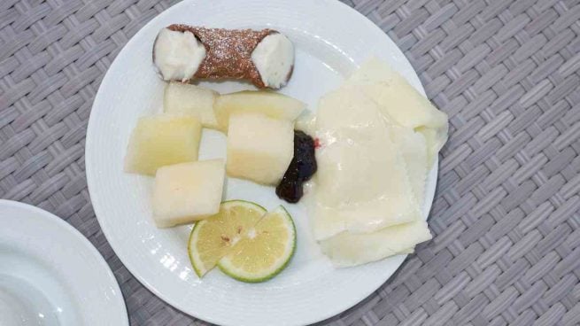 Canelones de melón con nata y crema catalana