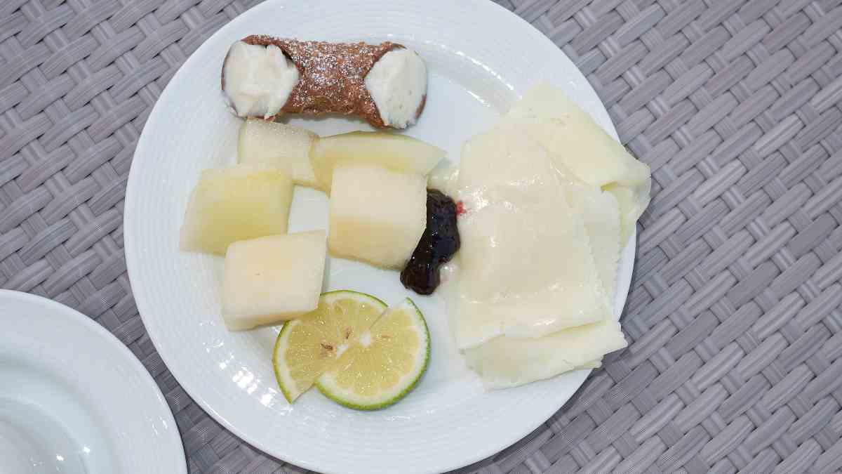 Canelones de melón con nata y crema catalana