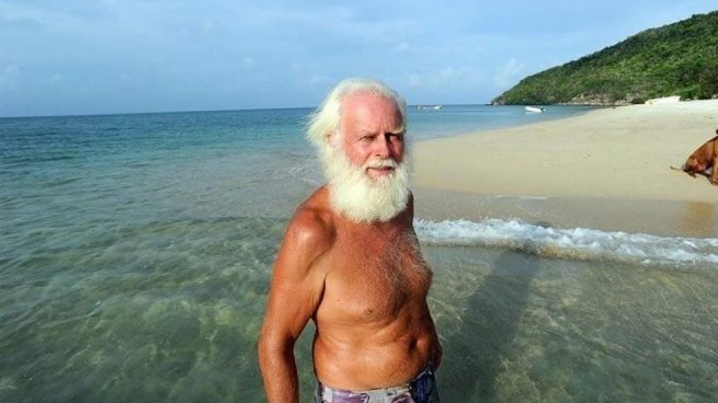 La increíble historia del millonario que vive en una isla desierta desde hace 20 años