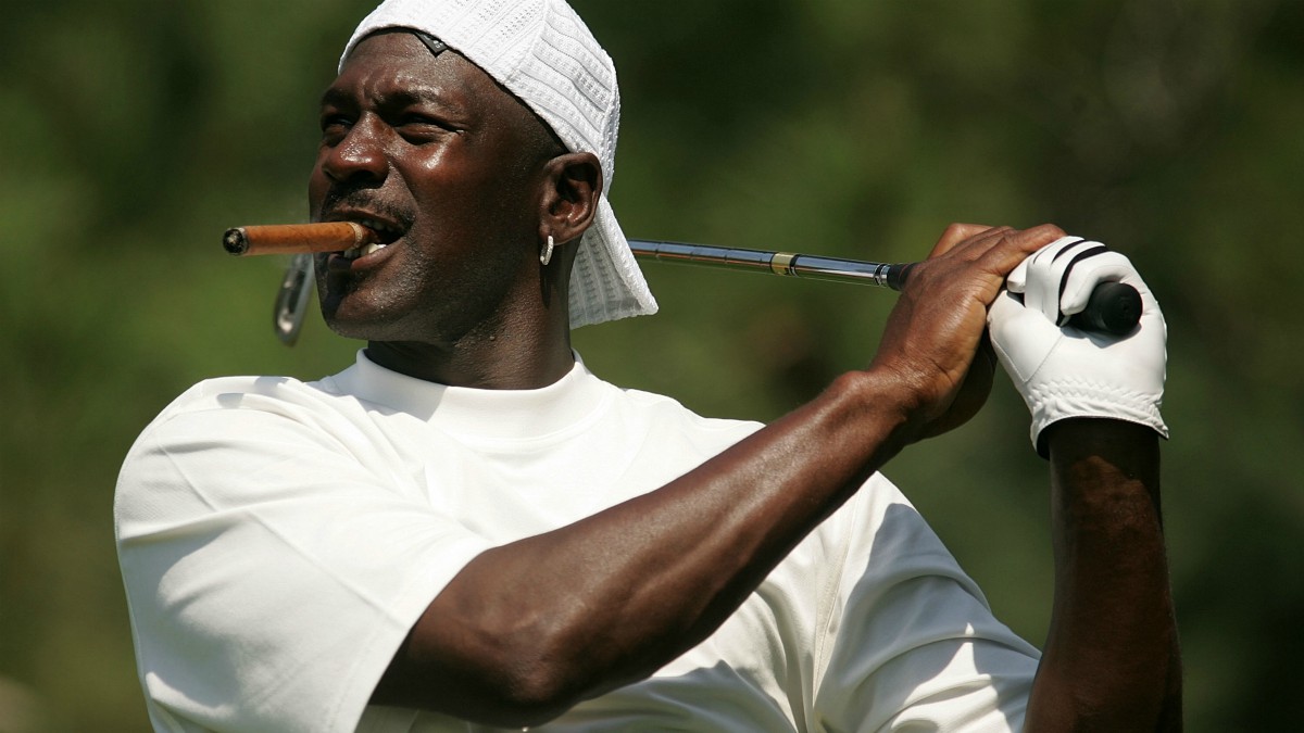 Michael Jordan jugando al golf. (Getty)