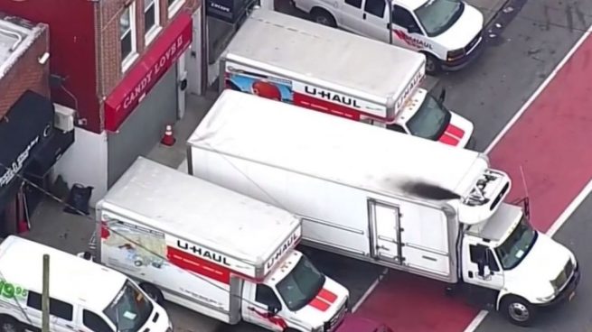 Hallan decenas de cadaváres en descomposición escondidos en camiones de mudanzas en Nueva York