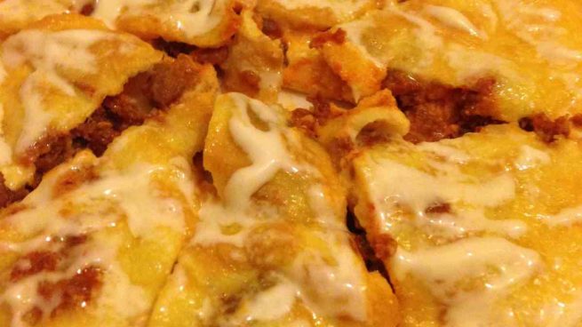Tortilla rellena de picadillo de chorizo, jamón y queso crema