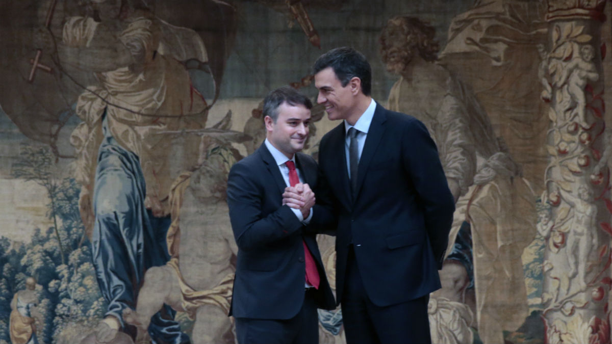 El presidente del Gobierno, Pedro Sánchez, y su jefe de Gabinete, Iván Redondo. (Foto: Moncloa)