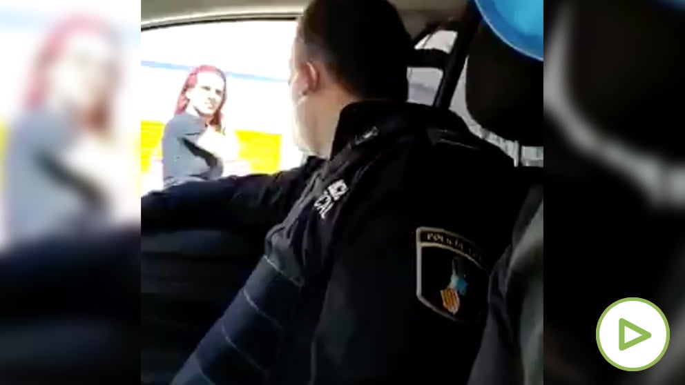 Un policía local de Benidorm veja a una transexual.