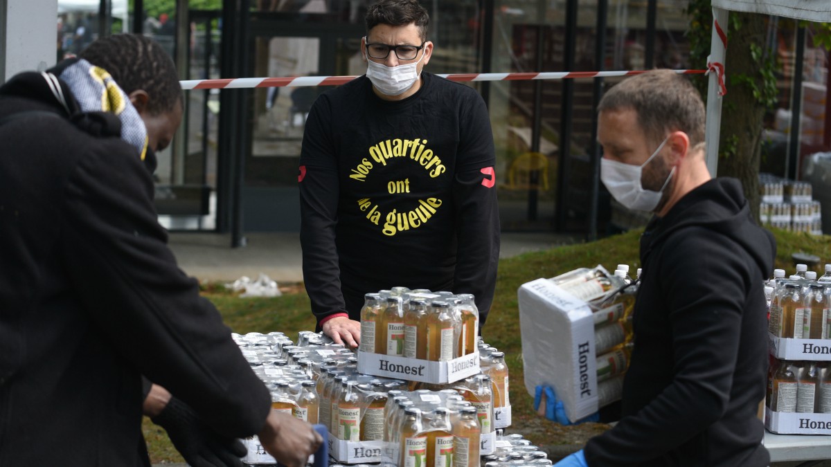 Distribución de alimentos en Clichy-sous-Bois, un suburbio al norte de París – Mehdi Chebil