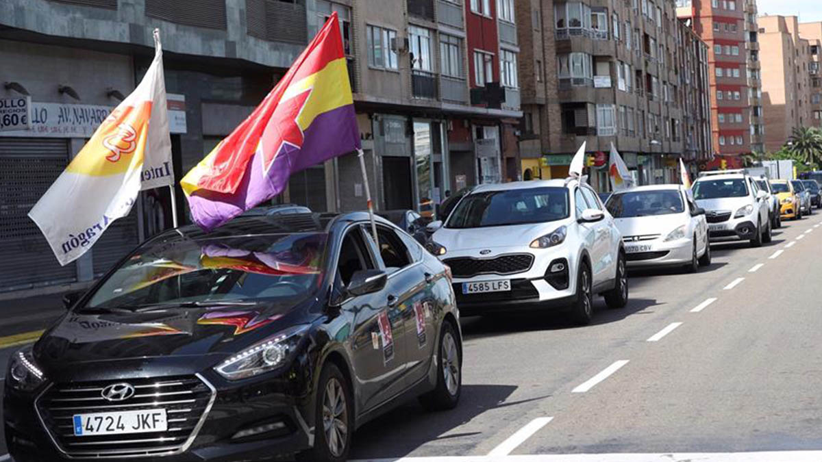 Manifestación en coche por el 1º de Mayo que ha recorrido esta mañana el centro de Zaragoza