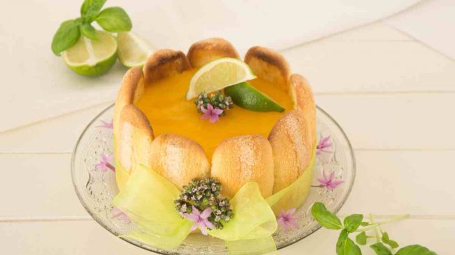 Tarta charlota de mango con bizcochos