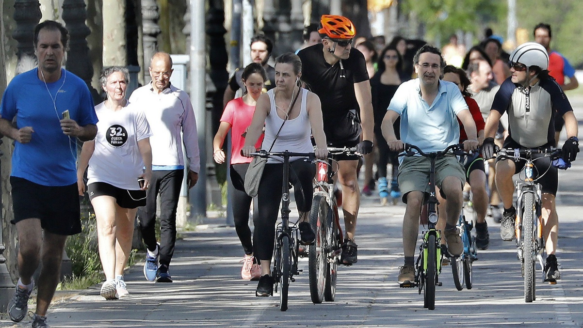 Varias personas, paseando en bicicleta (EFE).