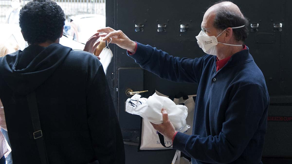 Un hombre reparte mascarillas en un hospicio de Roma para proteger del coronavirus Covid-19. Foto: EP