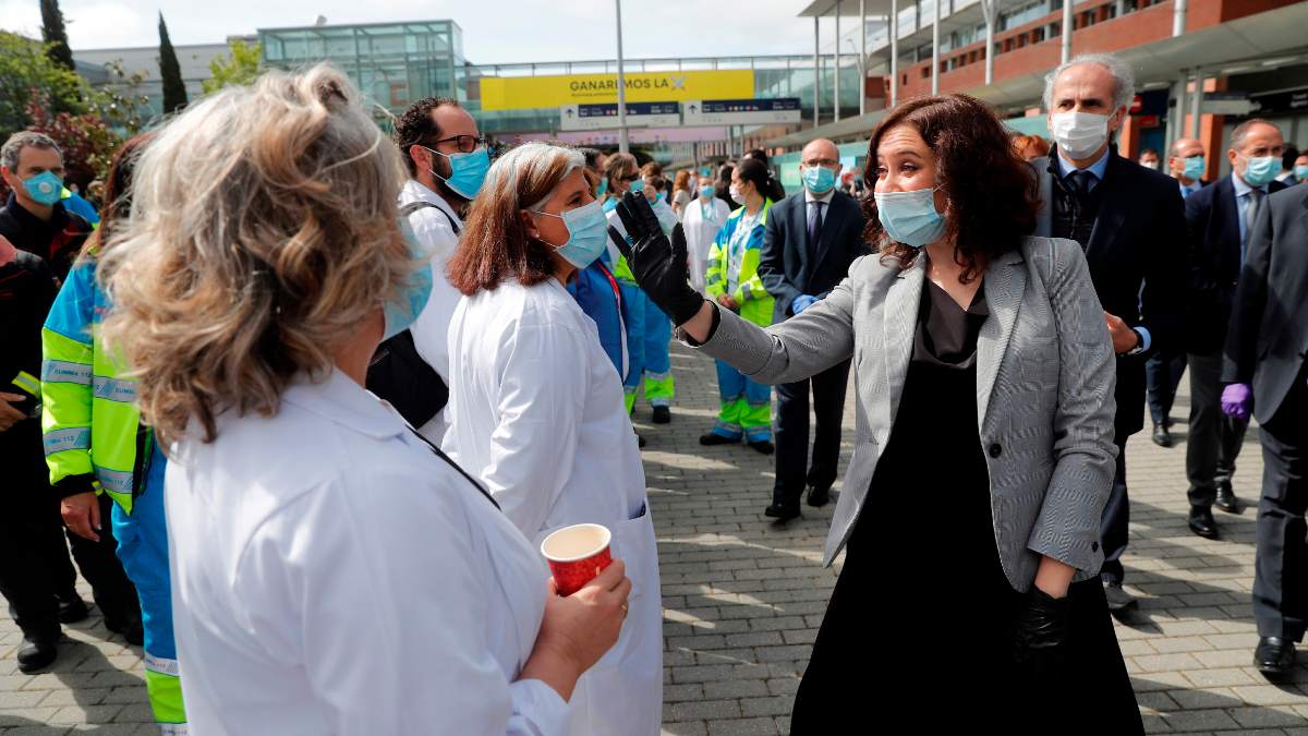 La presidenta de la Comunidad de Madrid, Isabel Díaz Ayuso en el cierre del hospital de Ifema. (Foto: EFE)