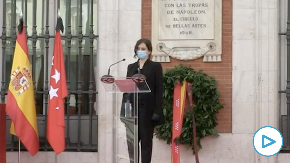 Isabel Díaz Ayuso, presidenta de la Comunidad de Madrid, durante el minuto de silencio por las víctimas del coronavirus.