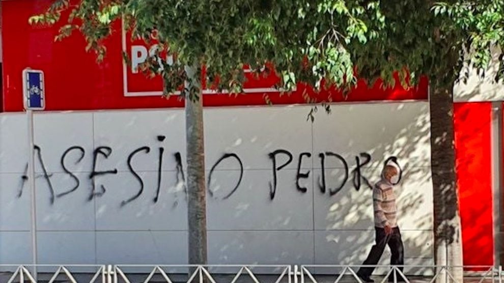 El PSOE de Córdoba amanece con pintadas contra Sánchez.