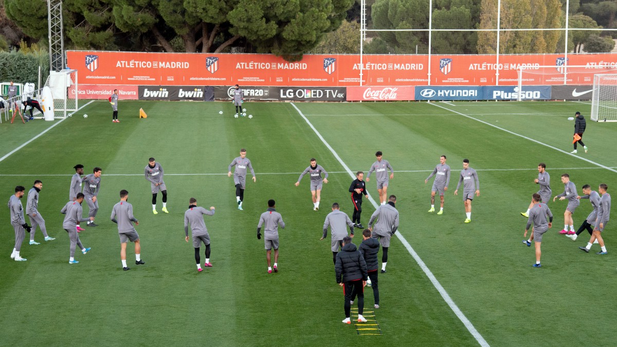 Los jugadores del Atlético de Madrid entrenan en el Cerro del Espino. (AFP)