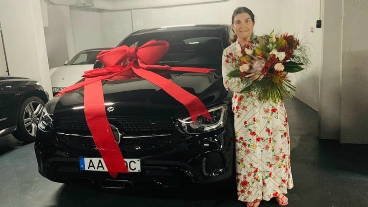 Dolores Aveiro, con su nuevo coche.