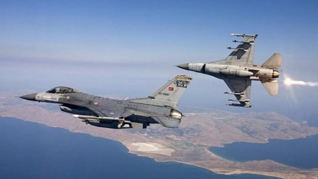 Dos cazas turcos acosan a un helicóptero en el que viajaba el ministro de Defensa griego