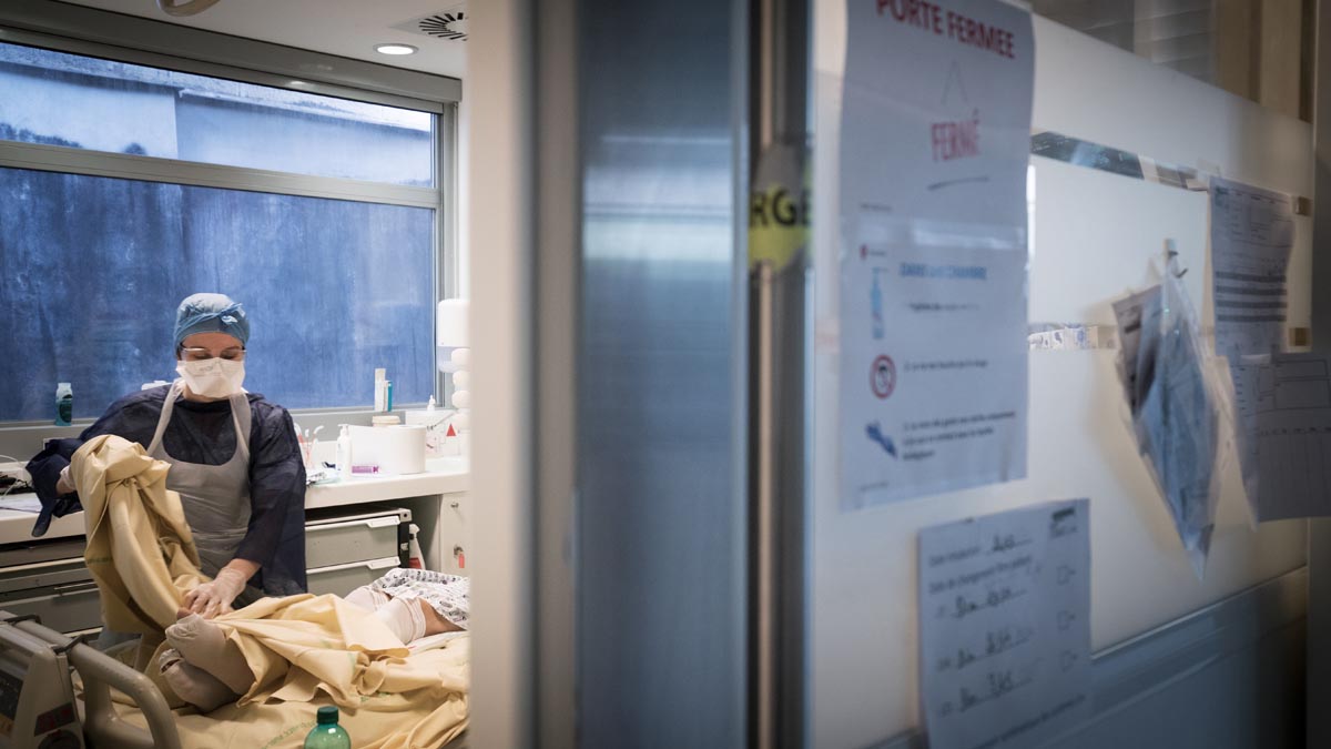 Tratamientos contra el coronavirus en un hospital de Francia (Foto: AFP)