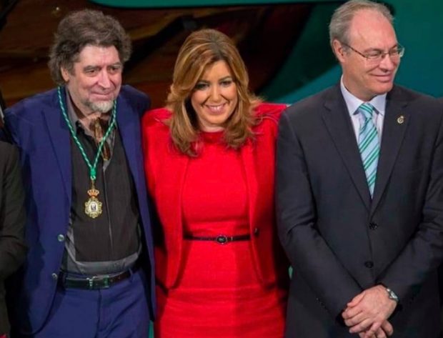 Los socialistas Juan Pablo Durán y Susana Díaz, junto a un Sabina que posa con el polémico distintivo.