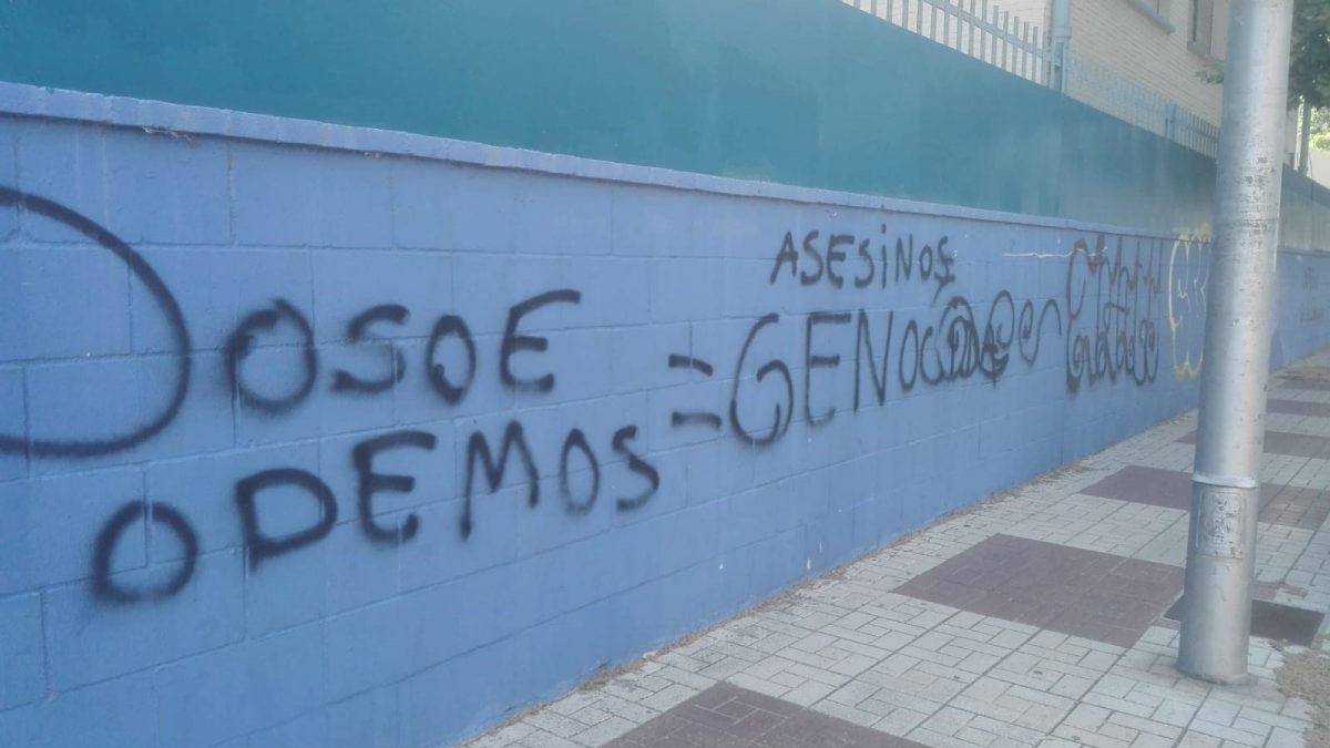 Málaga.- Aparecen pintadas contra el Gobierno de PSOE y Podemos en la fachada de un centro educativo de la capital