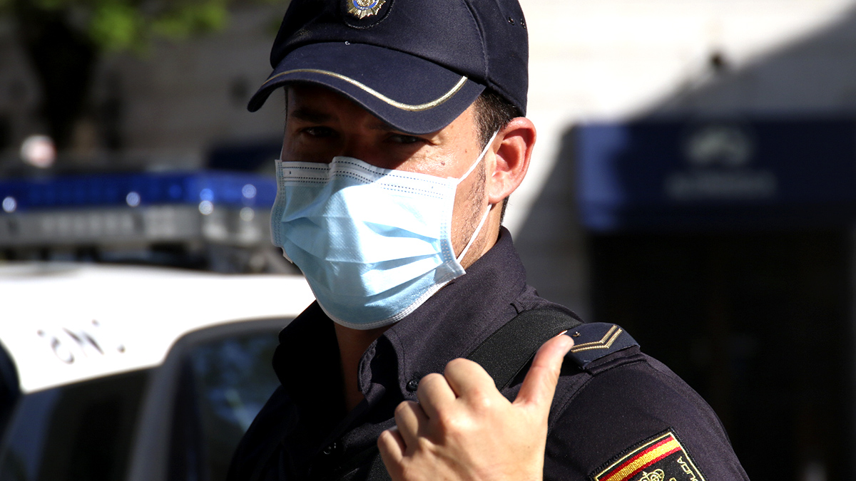 Policía Nacional con mascarilla. (Enrique Falcón)