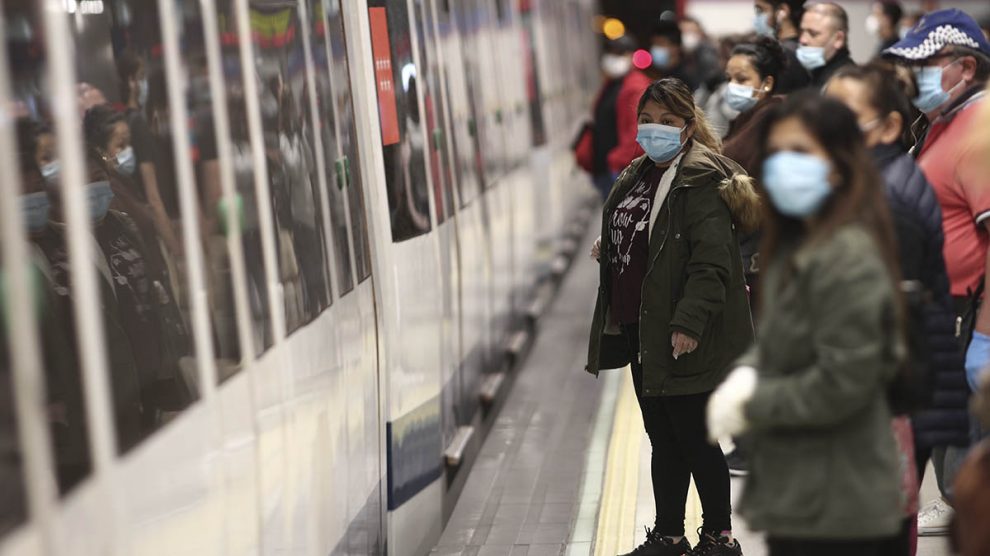 Viajeros con mascarilla en la estación de Nuevos Ministerios de Madrid.