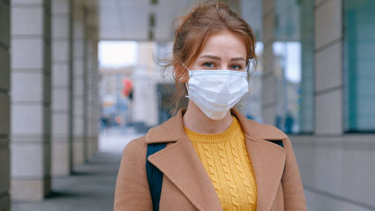 Con la mascarilla únicamente se ven los ojos, grandes protagonistas del look