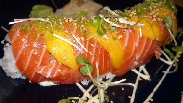 Espárragos con salmón ahumado y salsa de mango