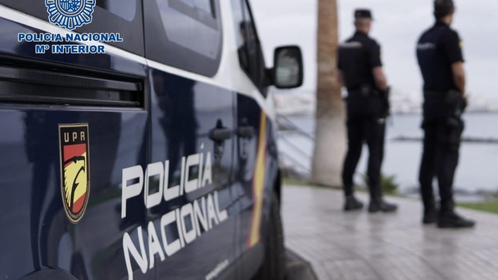 Agentes de la Policía Nacional junto a un coche patrulla. Foto: EP