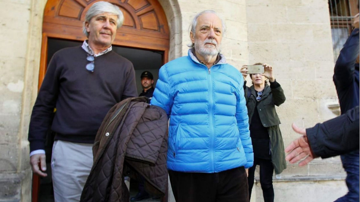 El empresario Tolo Cursach (a la derecha, con abrigo azul), tras declarar ante el juez (Foto: EFE).
