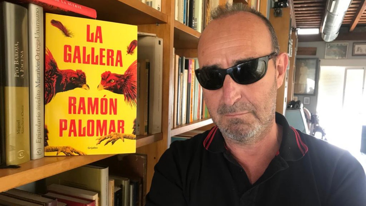 El escritor valenciano Ramón Palomar, con su última novela, ‘La gallera’.