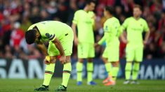 Los jugadores del Barcelona alicaídos tras uno de los goles del Liverpool en Anfield. (Getty)